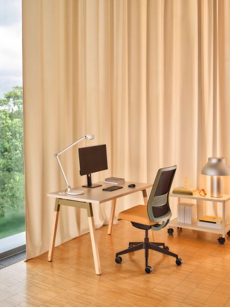 Moderné pracovné miesto s ergonomickou stoličkou Apex pri kancelárskom stole Ogi W s monitorom a lampou