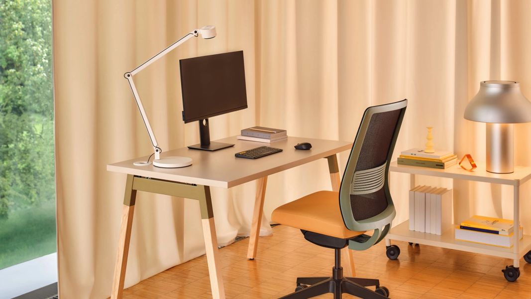 Ergonomická kancelárska stolička Apex pri pracovnom stole s monitorom v svetlom domácom office