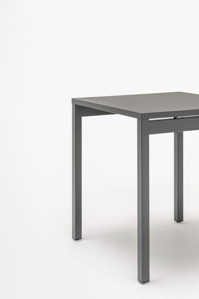 Ogi Y – minimalistický dizajn a charakteristické podnože – obrázok 6