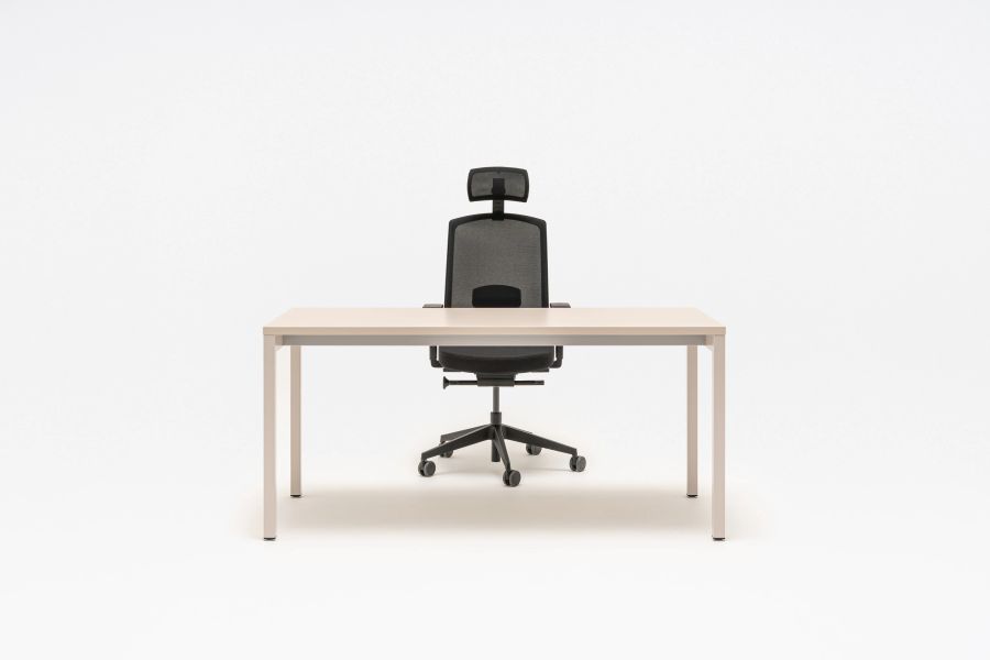 Klasický kancelársky stôl Ogi Y v svetlom dekore s čiernou ergonomickou otočnou stoličkou