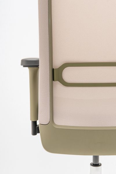 Detail zadnej opierky ergonomickej kancelárskej stoličky Leo s nastaviteľnou opierkou rúk