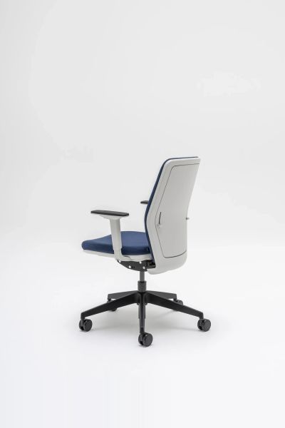 Ergonomická kancelárska stolička Evo s modrým čalúnením a bielym operadlom na čiernej päťramennej podstave