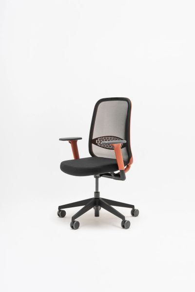 Ergonomická otočná kancelárska stolička Astro s čiernym sedákom a sieťovaným operadlom na kolieskach