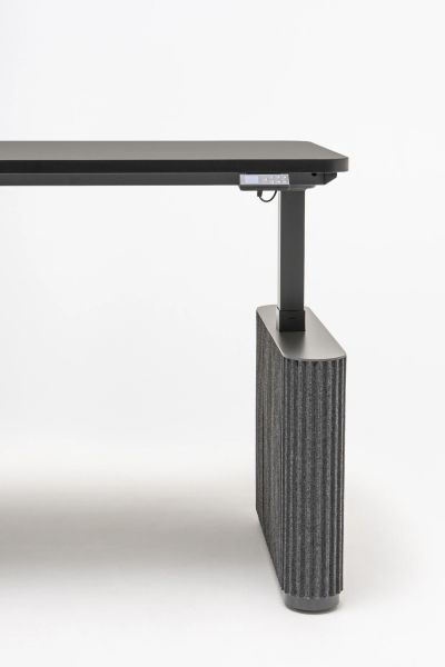 Detail výškovo nastaviteľného stola Ogi Drive s bočným filcovým panelom a ovládacím panelom pod doskou