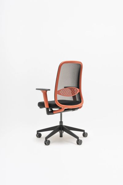 Astro ergonomická otočná kancelárska stolička s oranžovým operadlom a čiernym sedákom na kolieskach