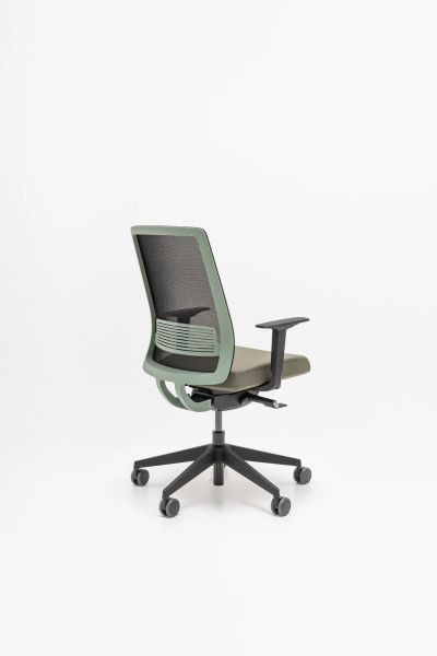 Ergonomická kancelárska stolička Apex so sieťovaným operadlom a nastaviteľnými opierkami rúk