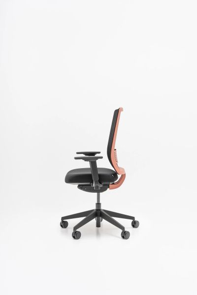 Ergonomická kancelárska stolička Apex s opierkou chrbta a podrúčkami v bočnom pohľade na bielom pozadí