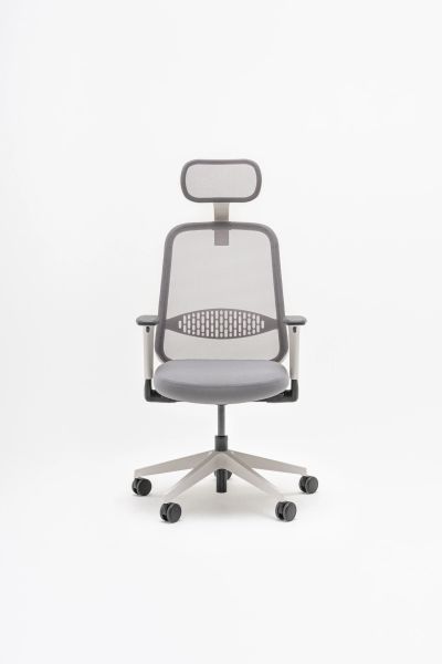 Ergonomická otočná kancelárska stolička Astro so sieťovaným operadlom a opierkou hlavy v sivej farbe