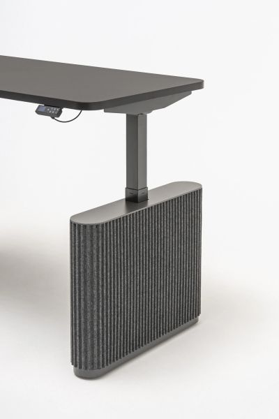 Detail výškovo nastaviteľného stola Ogi Drive s bočným filcovým akustickým panelom v sivej farbe