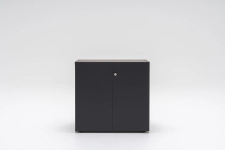 Tmavá dvojdverová komoda Mito s uzamykaním, minimalistický dizajn do modernej kancelárie