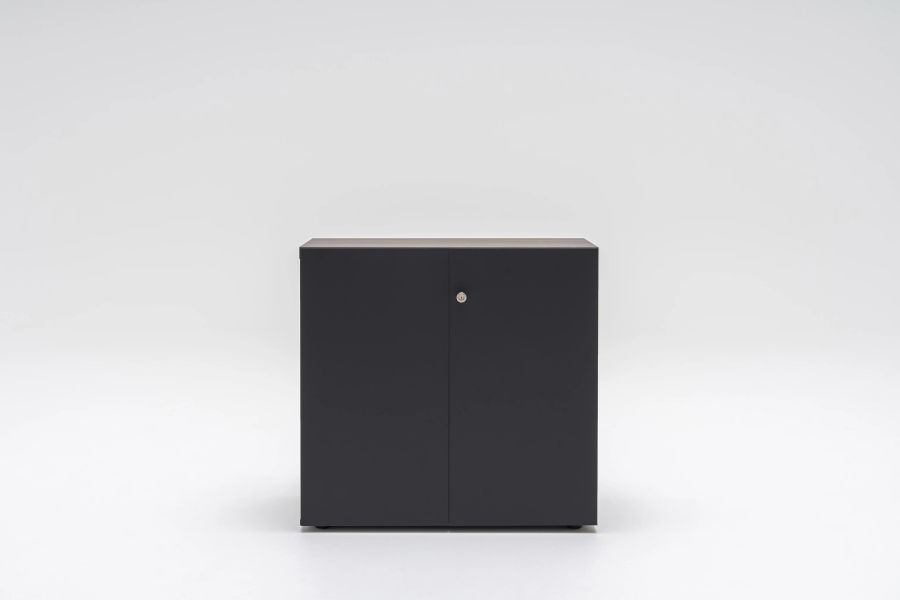 Tmavá dvojdverová komoda Mito s uzamykaním, minimalistický dizajn do modernej kancelárie