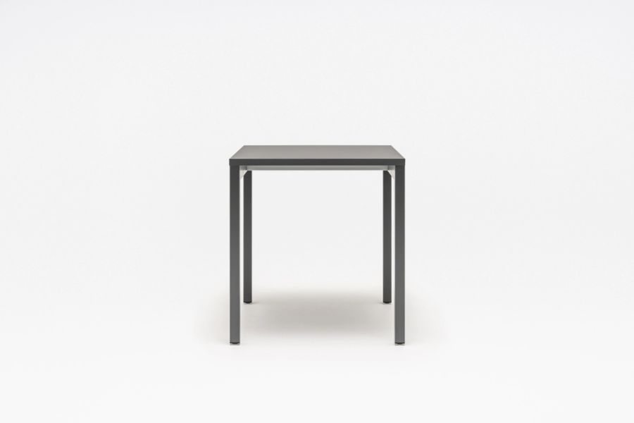 Ogi Y – minimalistický dizajn a charakteristické podnože – obrázok 4