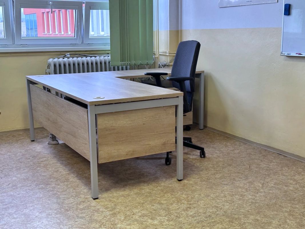 Kancelárske pracovisko Spišská Nová Ves s rohovým stolom Ogi Y, clonou nôh a ergonomickou stoličkou Raya