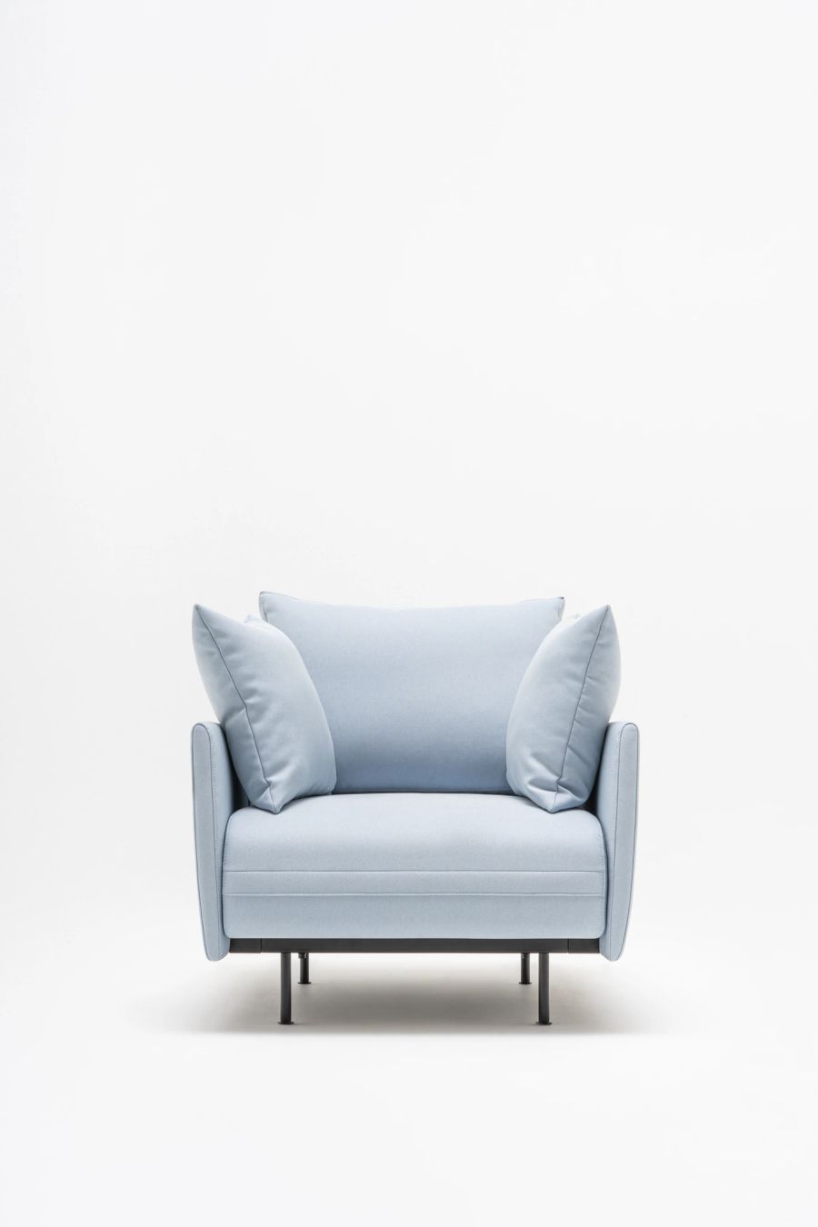 Svetlomodré kreslo Lotus s vysokými vankúšmi na oddych a relaxáciu v minimalistickom interiéri