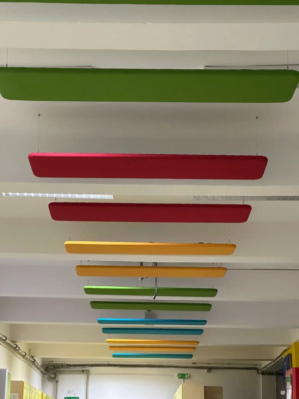 Farebné stropné akustické panely na chodbe školy pri Trnave