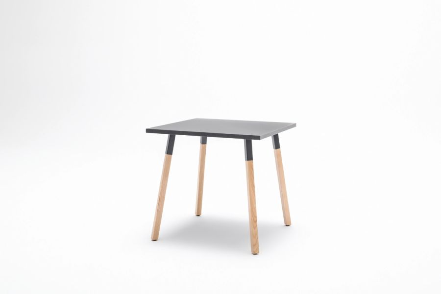 Ogi W – stôl s drevenými nohami