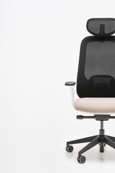 Ergonomická kancelárska stolička Iris s opierkou hlavy, sieťovaným operadlom a béžovým sedákom
