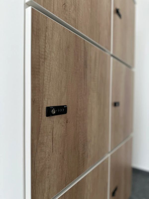 Drevené skrinky locker s elektronickými zámkami v bielom ráme