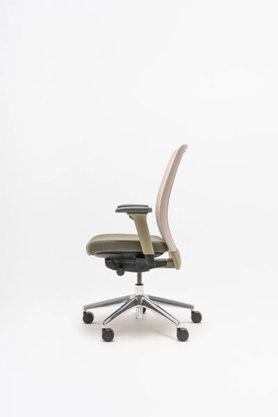 Ergonomická kancelárska stolička Leo z profilu s nastaviteľnými opierkami a sieťovaným operadlom
