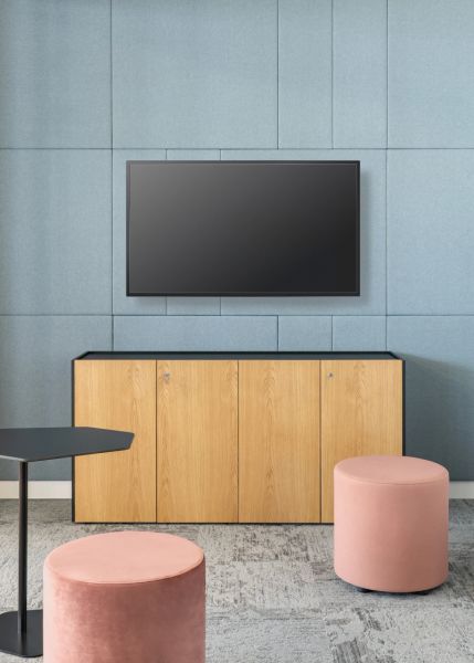 Interiérová zostava Viga skrinky s TV, Bazalto konferenčný stolík a dva ružové taburety v modernej zasadačke