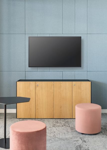 Interiérová zostava Viga skrinky s TV, Bazalto konferenčný stolík a dva ružové taburety v modernej zasadačke