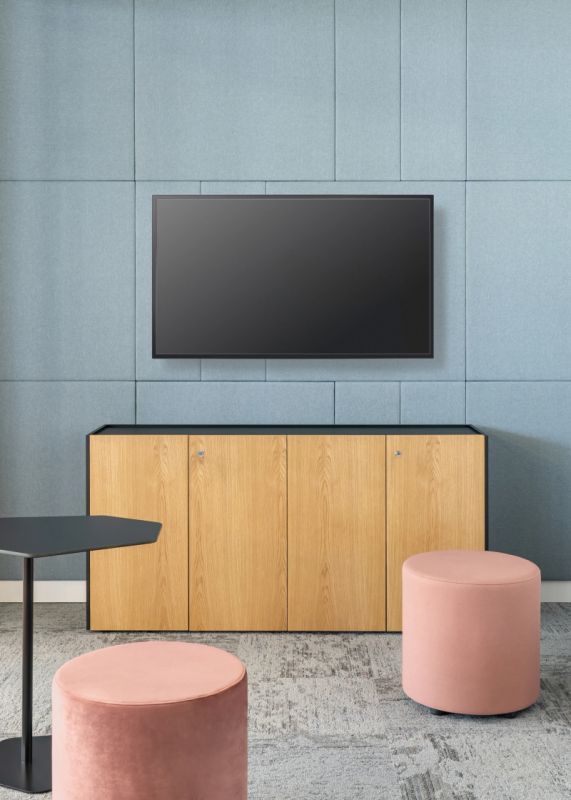 Interiérová zostava Viga skrinky s TV, Bazalto konferenčný stolík a dva ružové taburety v modernej zasadačke