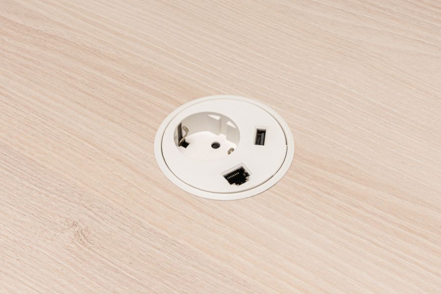 Ogi Y – minimalistický dizajn a charakteristické podnože – obrázok 9