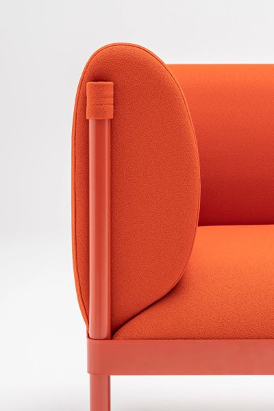 Detail oranžovej nízkej sedačky Stilt s oblým čalúneným bokom a kovovým rámom