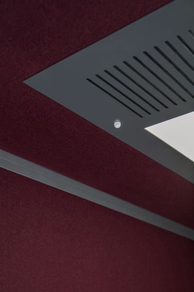 Detail stropu akustickej kancelárskej kabíny Hako s ventiláciou a LED osvetlením