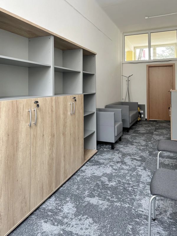 Interiér Poprad úzky kabinet s úložným riešením Basic a sivými sedačkami Vancouver Lite a Seven