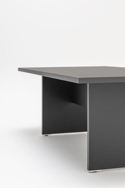 Detail rohu konferenčného stola Mito v tmavosivej farbe s čistými, klasickými líniami