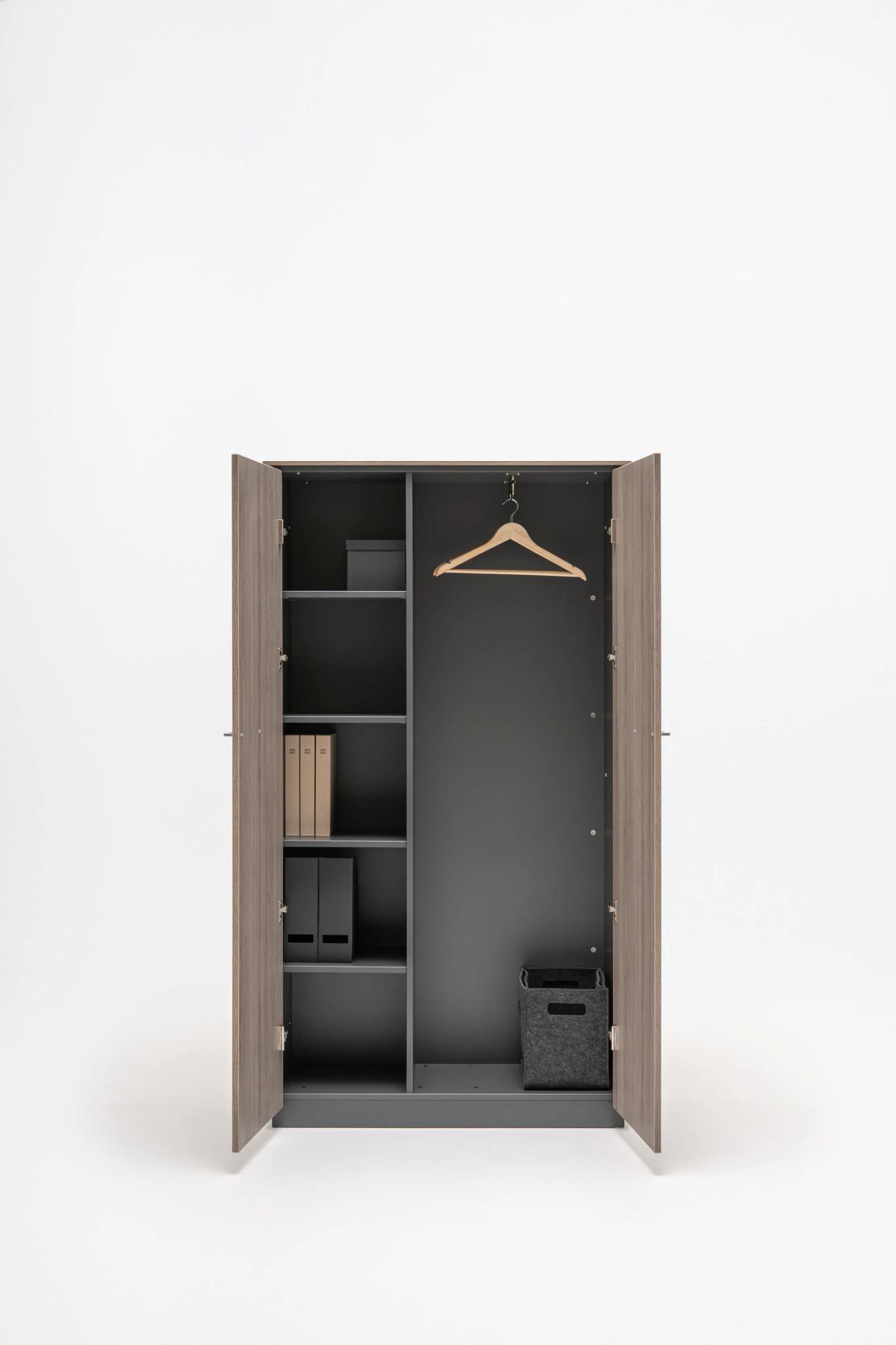 Otvorená šatníková skriňa Status s policami, vešiakovou tyčou a úložnými boxmi v minimalistickom dizajne