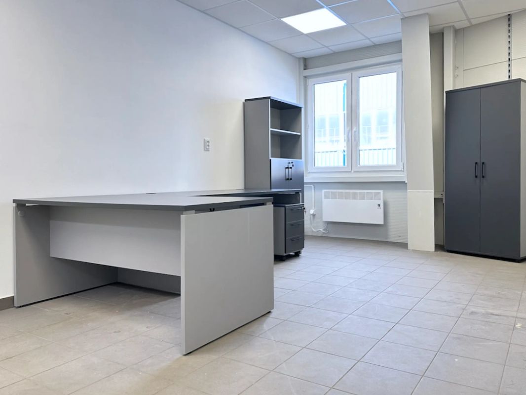 Kancelária technológa v Poprade s rohovým stolom Ogi V, kontajnermi Basic a vysokými šatníkovými skriňami