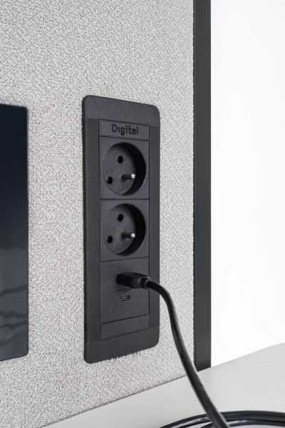 Elektrická zásuvková lišta s USB v akustickej kabíne Coda pre štyri osoby