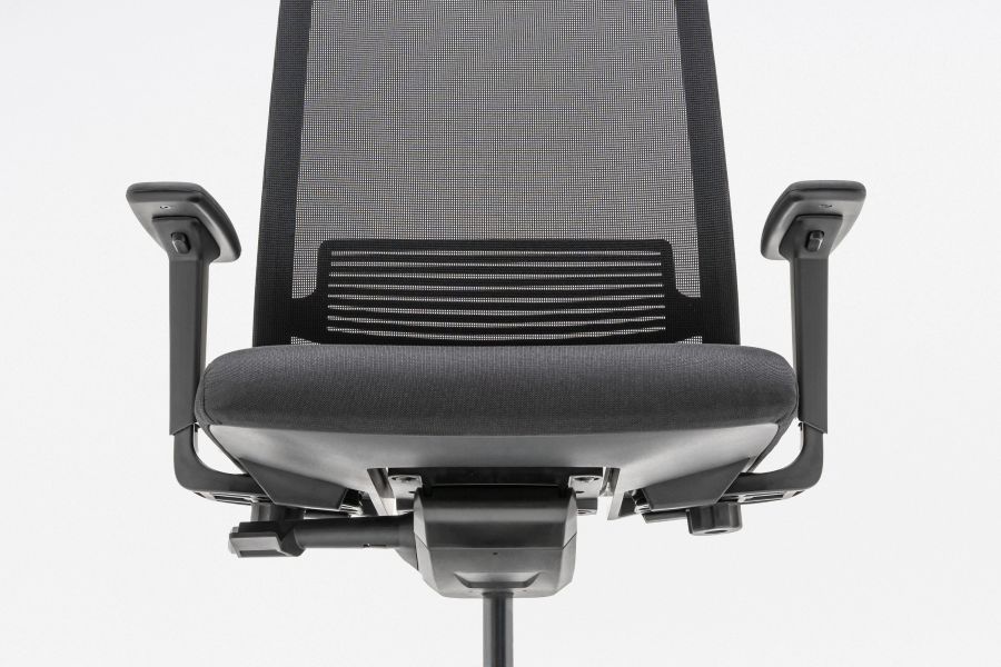 Detail ergonomickej kancelárskej stoličky Apex so sieťovaným operadlom a nastaviteľnými podrúčkami