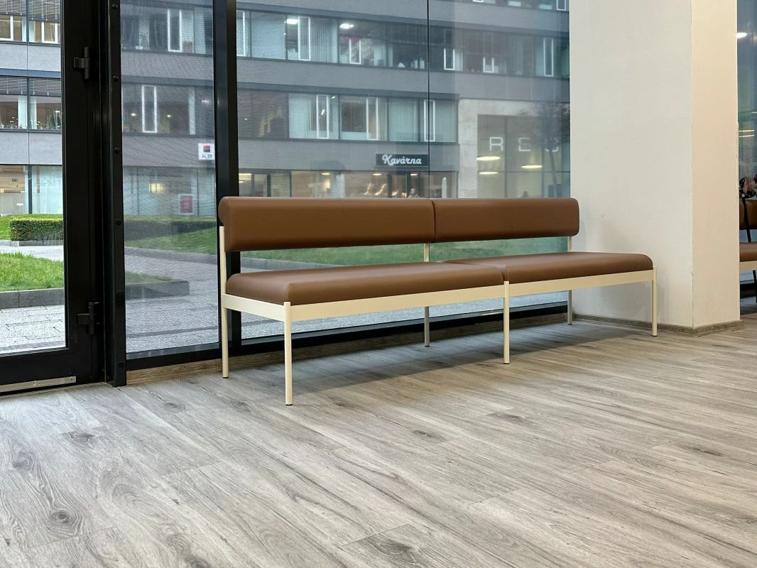 Modulárna lavica Nora v čakárni očnej kliniky v Brne pri veľkých presklených oknách