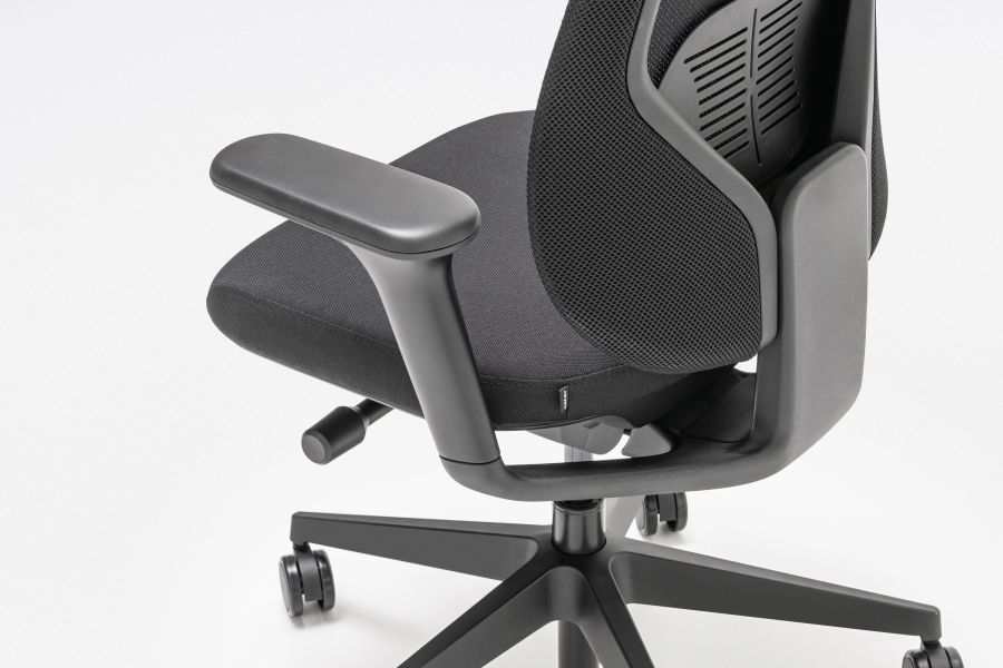 Detail ergonomickej kancelárskej stoličky Iris s nastaviteľnou opierkou rúk a sieťovaným operadlom