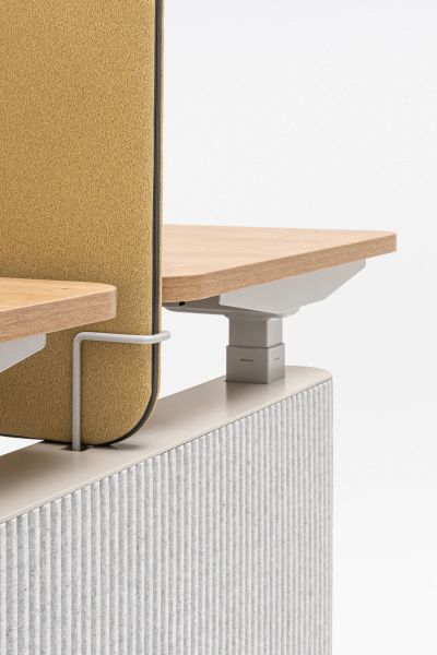 Detail elektricky nastaviteľného bench stola Ogi Drive Bench s drevenou doskou a filcovými akustickými panelmi