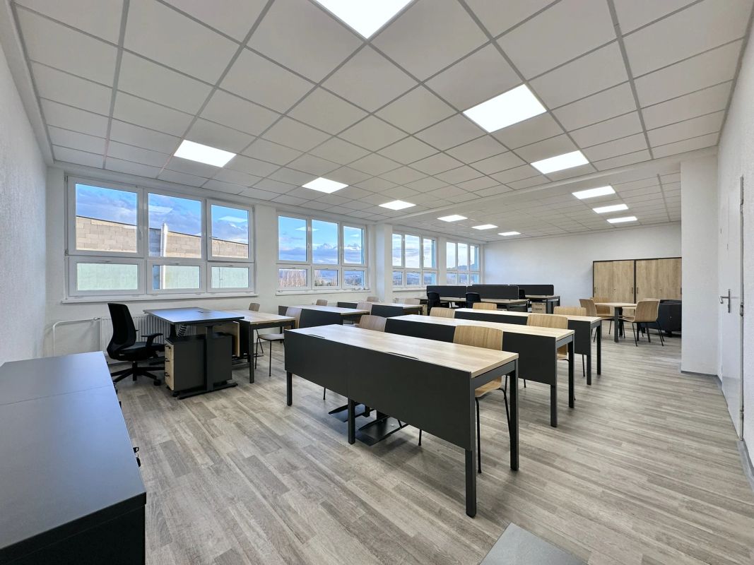 Open space kancelária s radmi stolov Ogi Y, clonami nôh a výškovo nastaviteľným stolom Ogi Drive