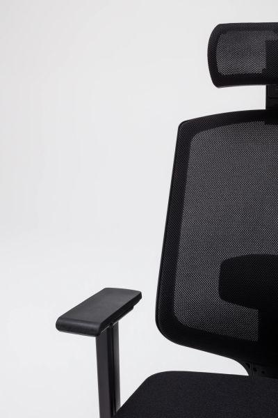 Detail ergonomickej kancelárskej stoličky Sava s nastaviteľnou opierkou hlavy a podrúčkou