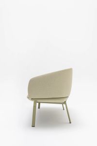 Bočný pohľad na béžovú lounge pohovku Grace s kovovou podnožou v minimalistickom štúdiu