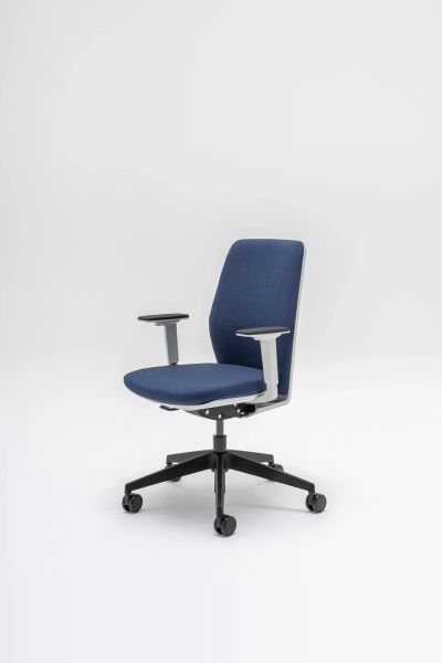 Modrá ergonomická kancelárska stolička Evo s podrúčkami a kolieskami v minimalistickom dizajne