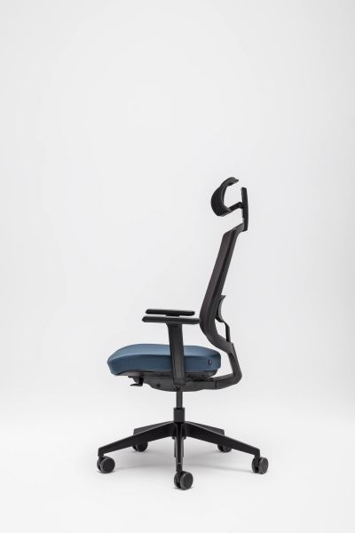 Ergonomická kancelárska stolička Sava s opierkou hlavy, modrým sedákom a čiernou konštrukciou na kolieskach