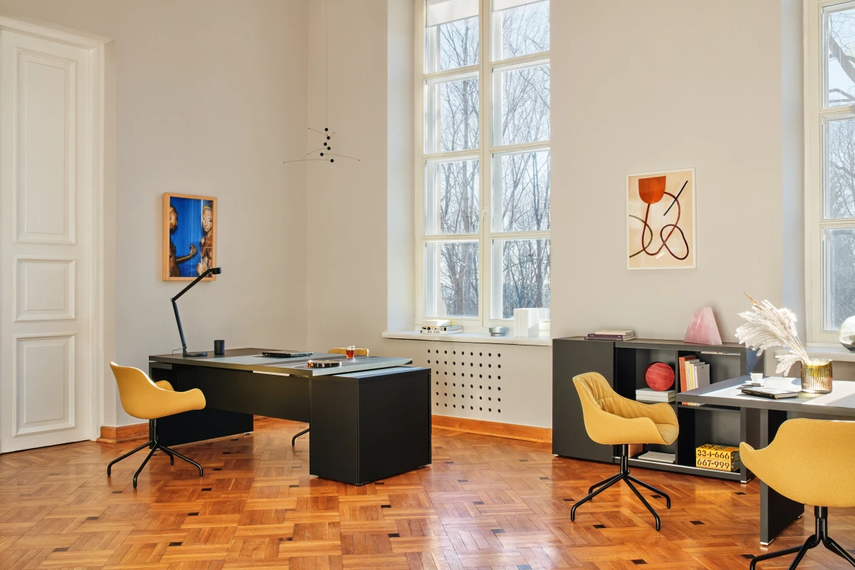 Kancelársky stôl Mito v prevedení čierna bezotlačková doska so stoličkou Grace