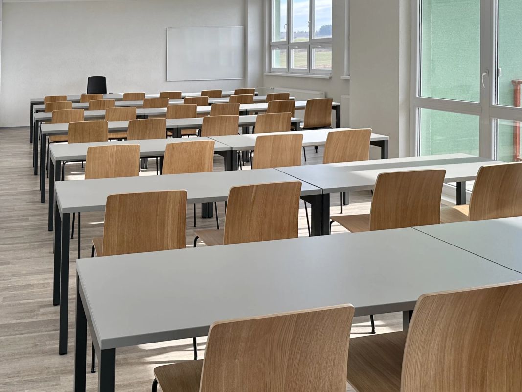 Školiaca miestnosť s radmi stolov Ogi Y a stoličkami Com H pri veľkých oknách