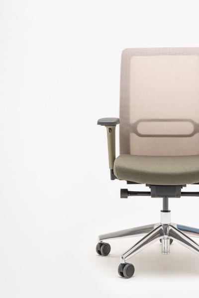 Ergonomická kancelárska stolička Leo s nastaviteľnou opierkou a kolieskami na bielom pozadí