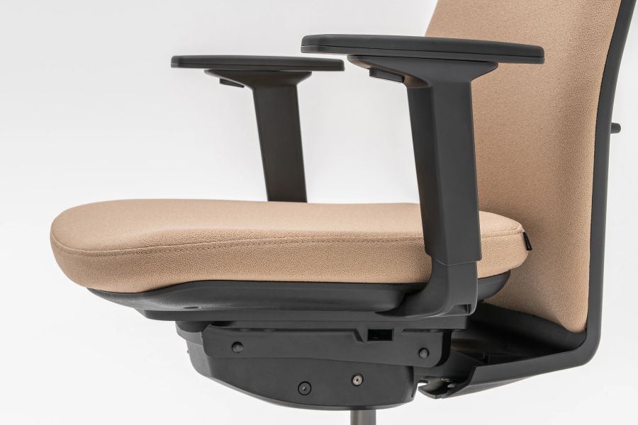Detail ergonomickej kancelárskej stoličky Evo s béžovým čalúnením a nastaviteľnými podrúčkami