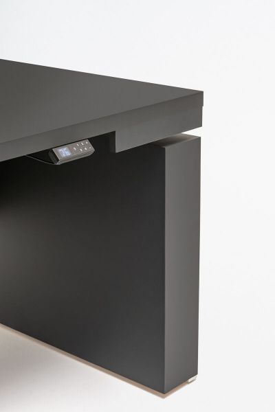 Detail čierneho elektrického stola Mito Fenix s nastaviteľnou výškou a ovládacím panelom pod doskou
