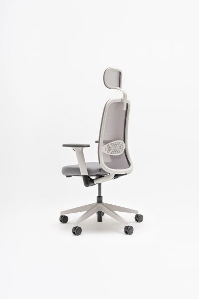 Ergonomická kancelárska stolička Astro so sivým čalúnením, opierkou hlavy a bedrovou oporou z bočného pohľadu