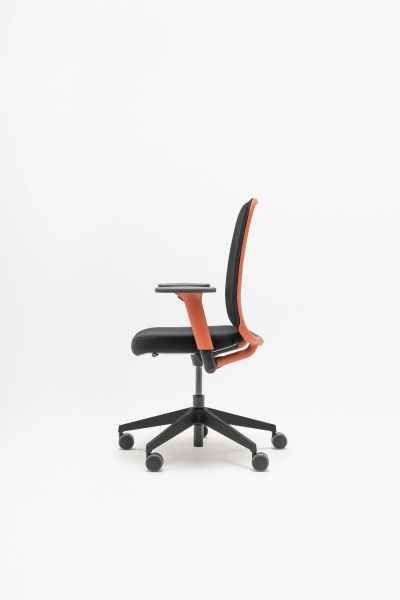 Ergonomická otočná kancelárska stolička Astro z profilu, čierny sedák a operadlo s oranžovým rámom